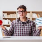 Student łamie barana, aby zapłacić za czesne